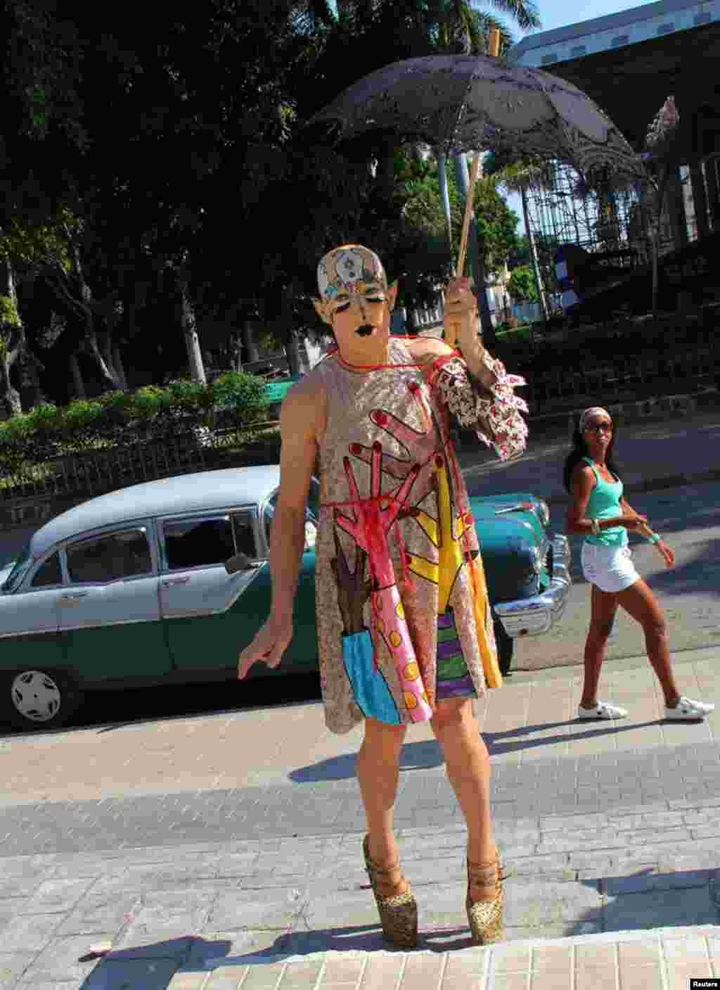 El artista sudafricano Steven Cohen por una calle de La Habana (Cuba) pocos d&iacute;as antes de la inauguraci&oacute;n de la XI edici&oacute;n de la Bienal de Arte de l