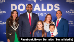 El candidato republicano a la gobernación de la Florida, Byron Donalds (centro), presentó al cubanoamericano Bryan Avila (derecha) como compañero de fórmula