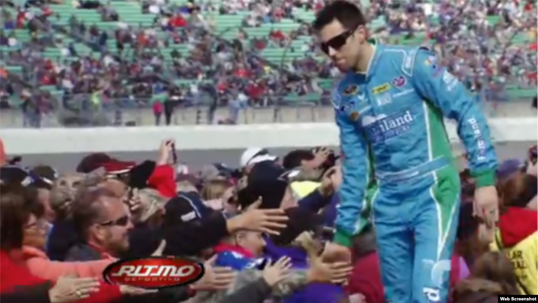 El piloto de ascendencia cubana Aric Almirola.