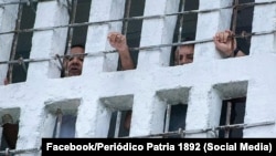 Presos tras las rejas en una prisión en Cuba