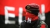Un comandante del Frente de Guerra Occidental del Ejército de Liberación Nacional (ELN) de Colombia, que utiliza el alias de "Yerson", habla en el departamento del Chocó, Colombia, el 12 de junio de 2026. (Reuters)