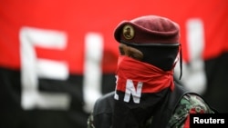 Un comandante del Frente de Guerra Occidental del Ejército de Liberación Nacional (ELN) de Colombia, que utiliza el alias de "Yerson", habla en el departamento del Chocó, Colombia, el 12 de junio de 2026. (Reuters)