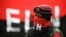 Un comandante del Frente de Guerra Occidental del Ejército de Liberación Nacional (ELN) de Colombia, que utiliza el alias de "Yerson", habla en el departamento del Chocó, Colombia, el 12 de junio de 2026. (Reuters)