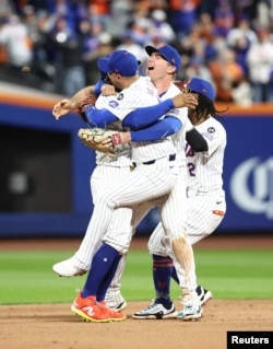 Los Mets de Nueva York Pete Alonso (20), l campocorto Luisangel Acuña (2), José Iglesias (11) Francisco Lindor (12) celebran derrota a los Filis de Filadelfia en los Playoffs de la MLB 2024 en el Citi Field. 09/10/2024 (Wendell Cruz-Imagn Images)