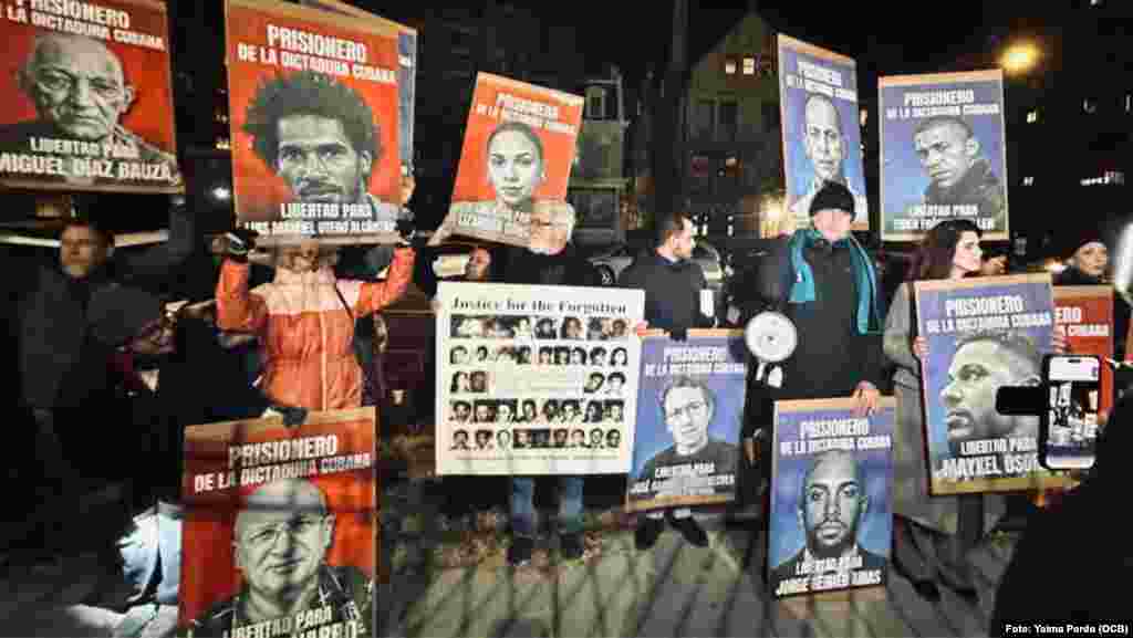 Manifestación global por los Derechos Humanos / Cubanos reunidos frente a la embajada de Cuba en Washington.