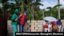 El curandero Jorge Goliat ayuda a un paciente en La Habana. (Alexandre Meneghini / Reuters).