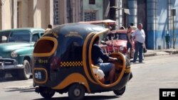 Un 'cocotaxi' que presta servicio de transporte en La Habana.