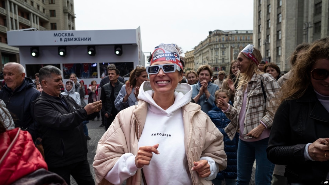 Rusos celebran el Día de Moscú en la capital de Rusia el 11 de septiembre de 2022. (AP Photo/Alexander Zemlianichenko)