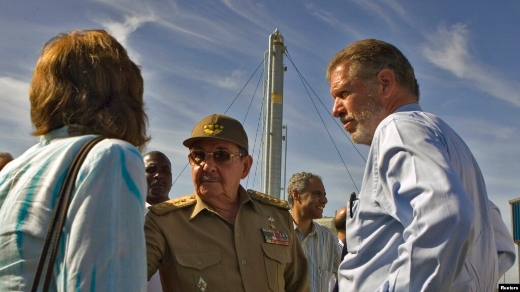Raúl Castro e Ian Delaney, presidente ejecutivo de la compañía minera Sherritt International en 2007 en la inauguración de una central eléctrica alimentada por gas en Jaruco. La Sherritt opera en Cuba desde 1991.