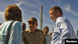 Raúl Castro e Ian Delaney, presidente ejecutivo de la compañía minera Sherritt International en 2007 en la inauguración de una central eléctrica alimentada por gas en Jaruco. La Sherritt opera en Cuba desde 1991.