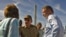 Raúl Castro e Ian Delaney, presidente ejecutivo de la compañía minera Sherritt International en 2007 en la inauguración de una central eléctrica alimentada por gas en Jaruco. La Sherritt opera en Cuba desde 1991.