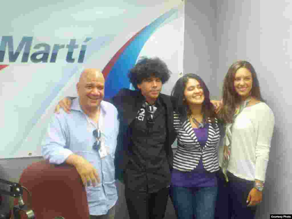 Con Gorki Águila, líder de la banda Porno para Ricardo y Rebeca Fernández, estudiante de Periodismo