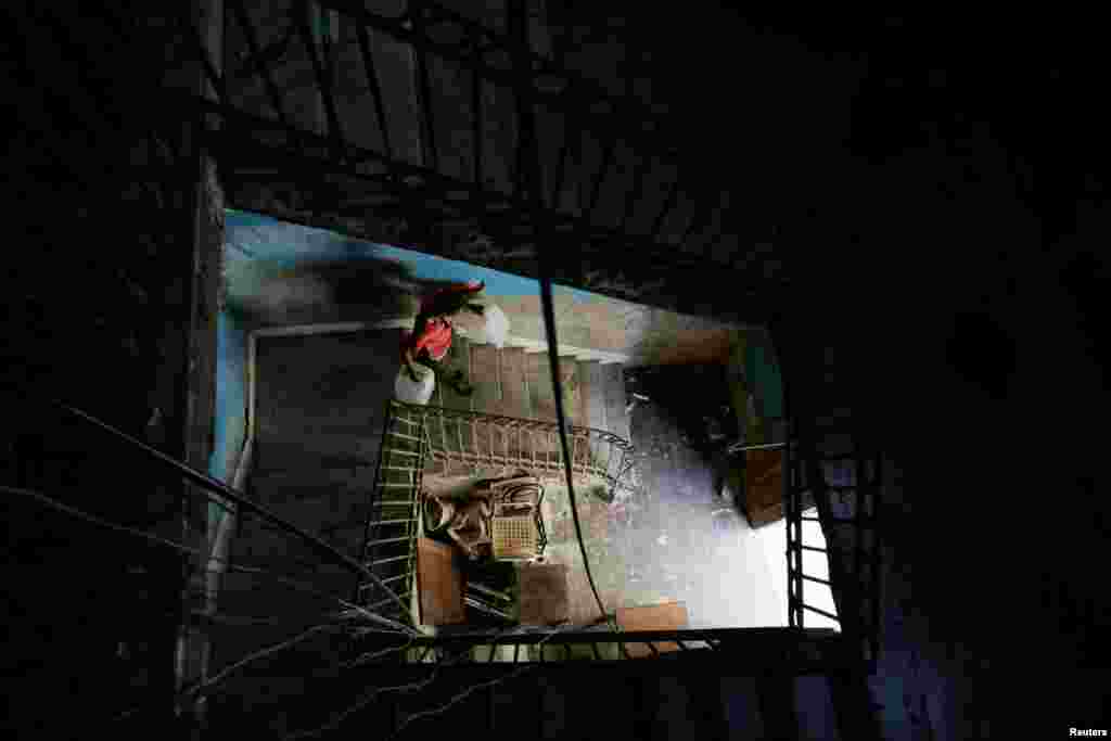 Un hombre baja las escaleras para buscar agua durante un apagón generalizado tras el colapso de la red eléctrica nacional de Cuba —el tercer gran corte de suministro en nueve días— en La Habana, Cuba, el 14 de julio de 2026. REUTERS/Norlys Perez