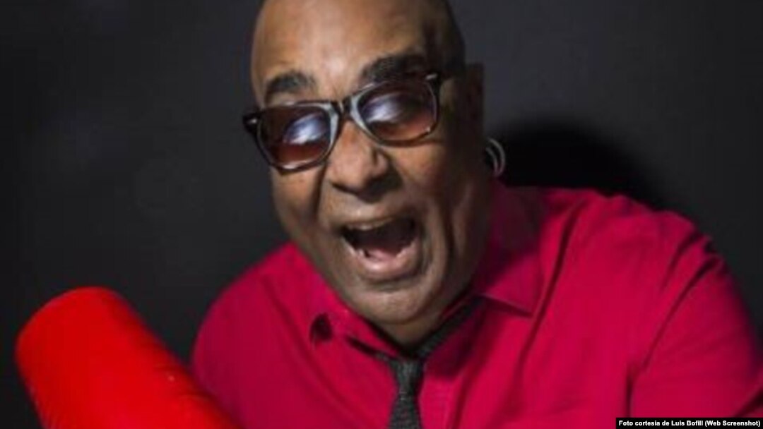 El músico y cantante cubano Luis Bofill en plena actuación.