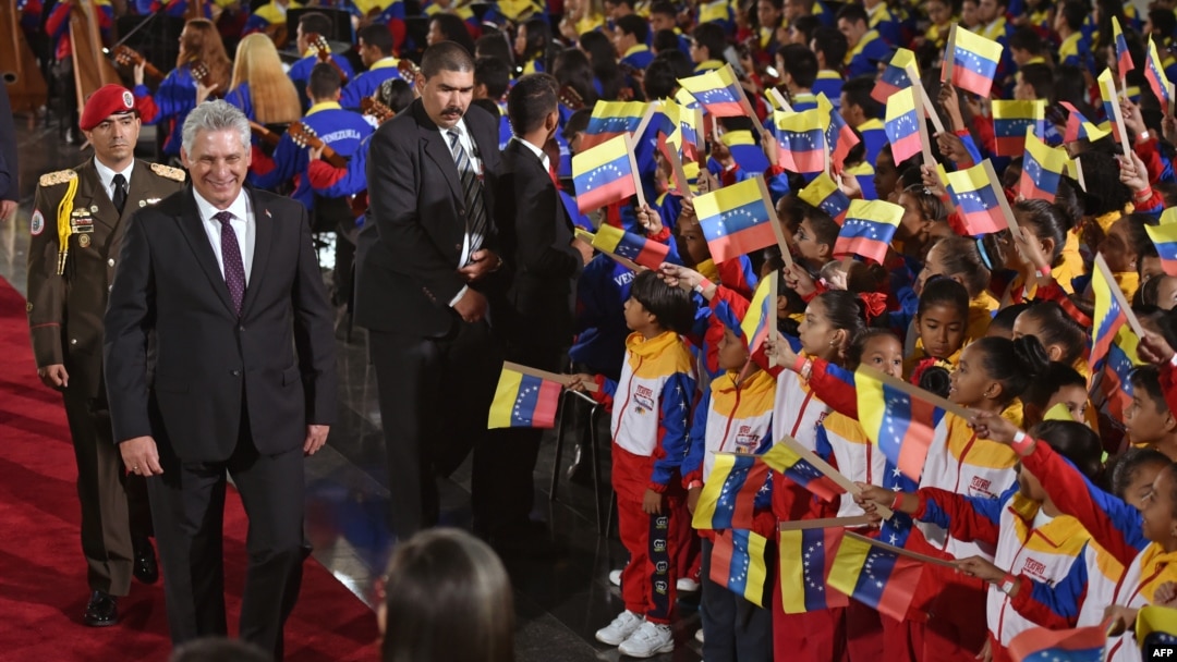 El mandatario de Cuba, Miguel Díaz-Canel Bermúdez a su llegada a la segunda toma de posesión de Nicolás Maduro al frente de Venezuela el 10 de enero de 2019. (AFP).