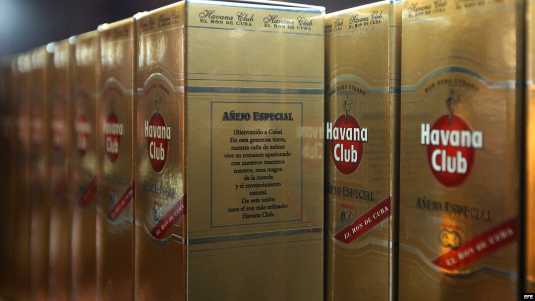 Botellas de ron Havana Club a la venta en una tienda para turistas, en La Habana (Cuba).