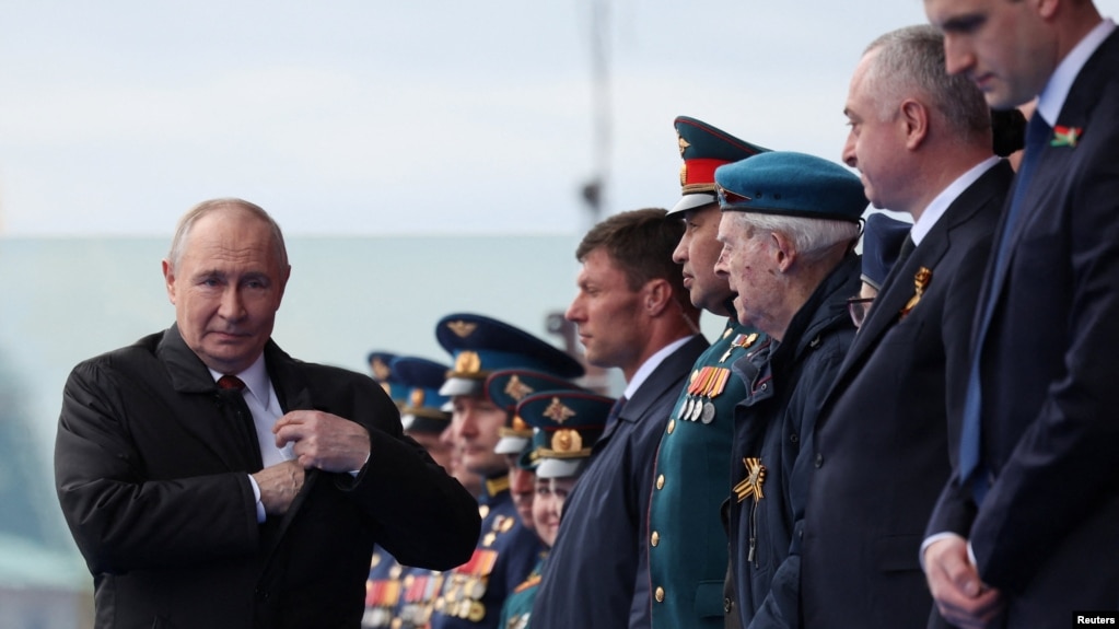 Putin, asiste a un desfile militar con motivo del Día de la Victoria, en la Plaza Roja, en el centro de Moscú, Rusia, el 9 de mayo de 2026. Sputnik/Vyacheslav Prokofyev/Pool vía REUTERS.
