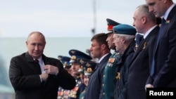 Putin, asiste a un desfile militar con motivo del Día de la Victoria, en la Plaza Roja, en el centro de Moscú, Rusia, el 9 de mayo de 2026. Sputnik/Vyacheslav Prokofyev/Pool vía REUTERS.