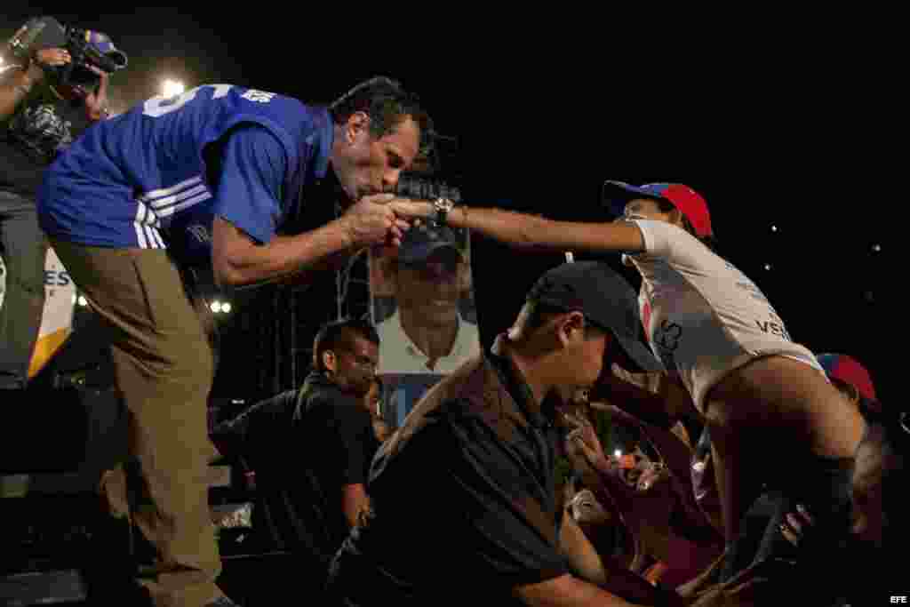 El candidato opositor a la Presidencia de Venezuela, Henrique Capriles durante una caravana electoral en Barcelona (Venezuela).