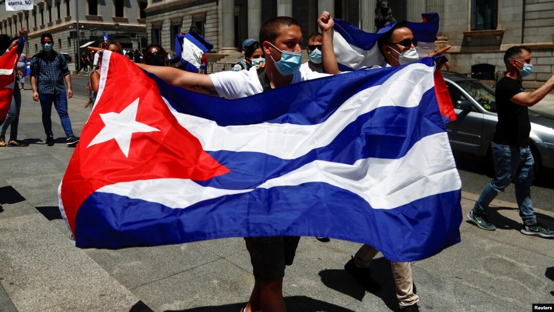 Un hombre sostiene una bandera cubana durante una manifestación, convocada por el grupo disidente cubano Prisoners Defenders, en apoyo de las protestas contra el gobierno en Cuba, frente al parlamento español en Madrid, España, el 12 de julio de 2021. REU