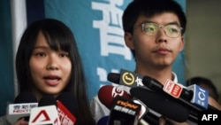 Agnes Chow y Joshua Wong, activistas pro democracia recientemente detenidos por la policía de Hong Kong.