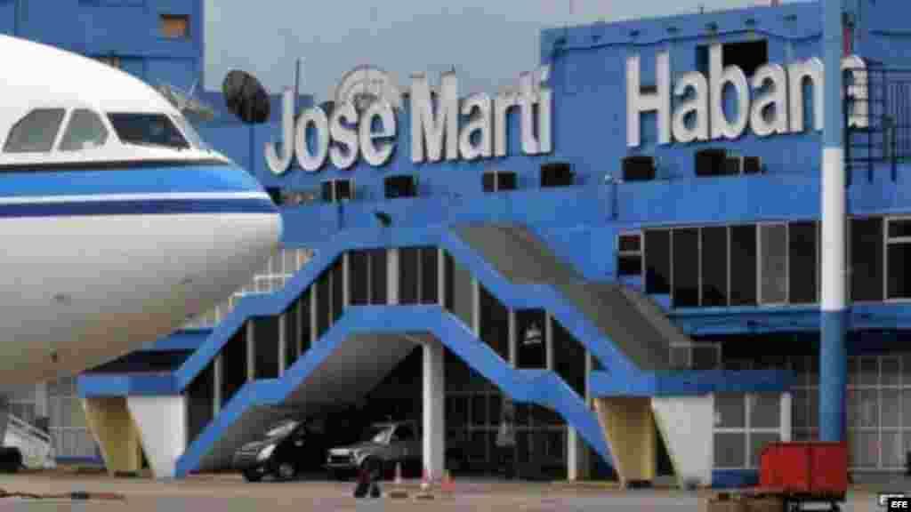 Los cubanos comienzan a viajar al extranjero tras la autorización de las autoridades. Aeropuerto Internacional José Martí en La Habana. 