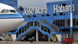 Gobierno impide a dos activistas salir del país