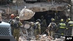 Equipos de rescate de Colombia e Israel en Cali (Colombia), el 18 de agosto de 2026, ocho días después de un terremoto de magnitud 7,4. JOAQUIN SARMIENTO / AFP