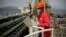 Trabajador de PDVSA observa un carguero de petróleo.