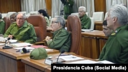 Raúl Castro en el Consejo de Defensa Nacional, junto a Díaz-Canel y altos mandos de las FAR y el MININT, el 15 de octubre de 2025.