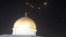Una captura de imagen de un vídeo tomado a primera hora de este domingo, 14 de abril, muestra estelas de cohetes en el cielo sobre la Mezquita de Al-Aqsa, en Jerusalén.