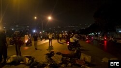 Un grupo de estudiantes opositores al Gobierno venezolano bloquean la autipsta Fransisco Fajardo durante una manifestación estudiantil en Chacao, Caracas. 