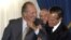 Fotografía de archivo (Madrid, 11/04/2002) del expresidente del Gobierno Adolfo Suárez (d), bromeando con el Rey Juan Carlos durante la ceremonia de entrega del Premio del Grupo Correo-Prensa Española a los valores humanos, concedido a Suárez.