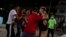  Guardias vestidos de civil reprimen a manifestantes pacíficos en una protesta en El Vedado, La Habana, el 1 de octubre de 2022. (AP Photo/Ramon Espinosa)