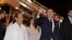 El primer ministro de Italia, Matteo Renzi, acompañado del viceministro cubano de Relaciones Exteriores, Rogelio Sierra (d-i), saluda a su llegada hoy, martes 27 de octubre de 2015, en el Aeropuerto José Martí de La Habana.