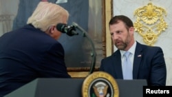 El presidente de Estados Unidos, Donald Trump, estrecha la mano de Markwayne Mullin tras su juramentación como secretario del Departamento de Seguridad Nacional (DHS), en la Casa Blanca en Washington, D.C., EE. UU., el 24 de marzo de 2026. REUTERS/Evan Vucci