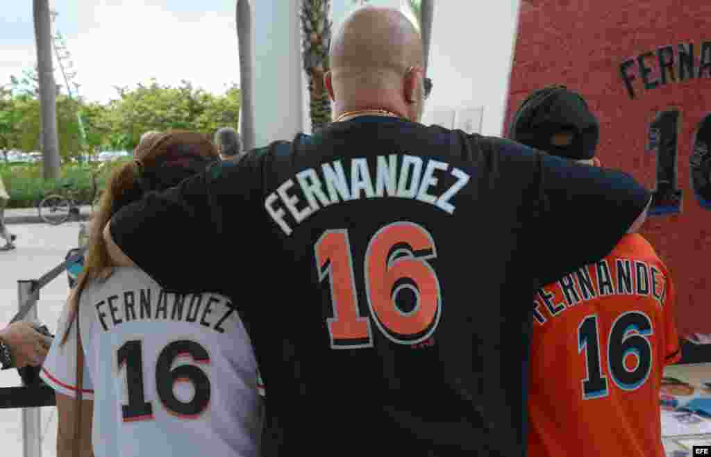Seguidores del equipo los Marlins rinden tributo al fallecido jugador cubano de béisbol José Fernández.