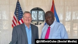 Mike Hammer junto al embajador de las Bahamas en Cuba, Dr. Elliston Rahming.