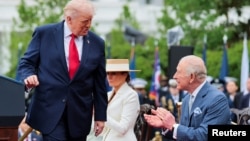 El presidente Trump habla con el rey Carlos III, durante la ceremonia de bienvenida de Estado en el jardín sur de la Casa Blanca. 