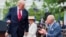 El presidente Trump habla con el rey Carlos III, durante la ceremonia de bienvenida de Estado en el jardín sur de la Casa Blanca. 