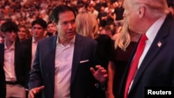 El presidente Donald Trump conversa con el secretario de Estado de EEUU, Marco Rubio, en el Kaseya Center en Miami, el 11 de abril de 2026. Julia Demaree Nikhinson/Pool vía REUTERS