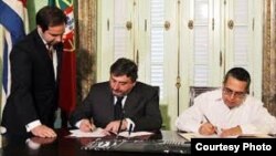 La disidente cubana Berta Soler (i) recibe el premio Pedro Luis Boitel en nombre de la fallecida Laura Pollán, de manos del disidente chino Yang Jianli, sobreviviente de la masacre de Tiananmen.