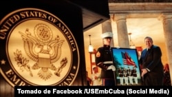 Mike Hammer posa en la residencia diplomática en La Habana, en esta foto publicada por la Embajada de Estados Unidos en diciembre de 2024.