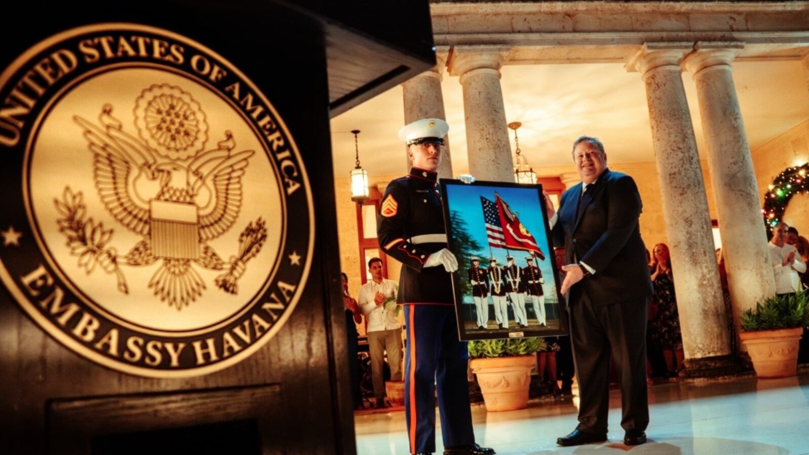 Mike Hammer posa en la residencia diplomática en La Habana, en esta foto publicada por la Embajada de Estados Unidos en diciembre de 2024.