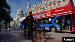 Agente de la policía patrullando las calles de La Habana, el 11 de julio de 2022. (Reuters / Alexandre Meneghini).