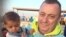 Alan Henning con un niño refugiado en Siria.