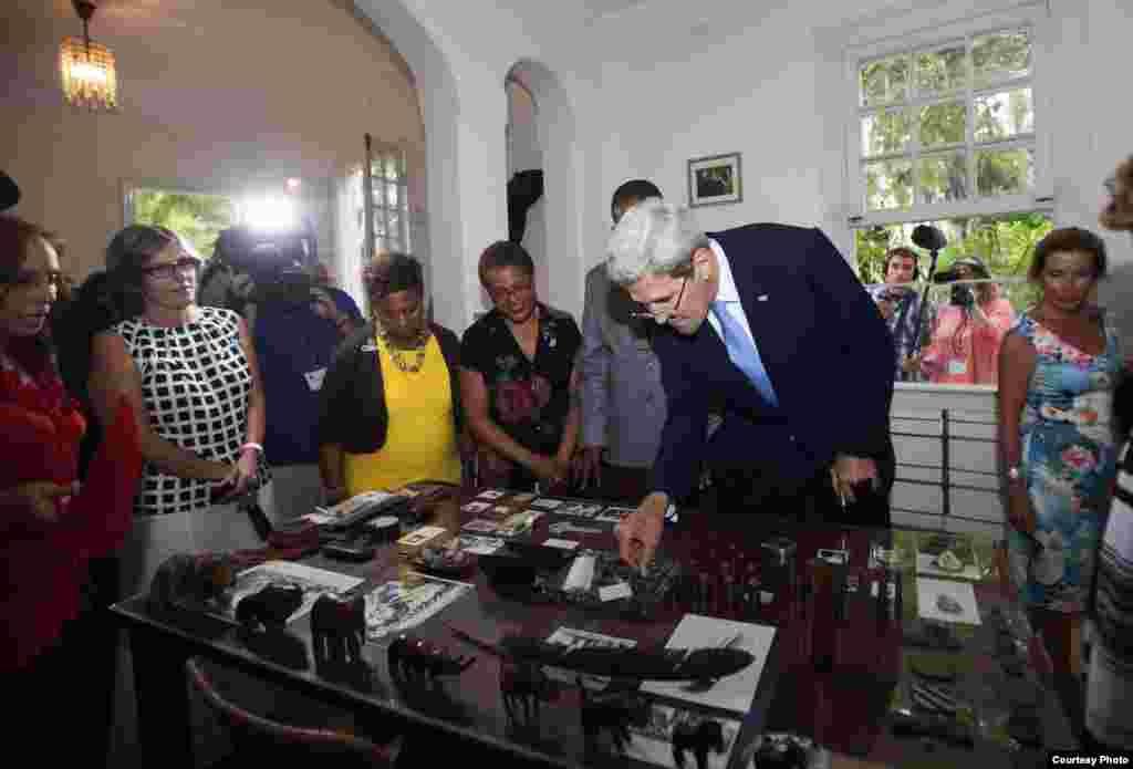 Kerry visita la casa donde vivió el escritor Ernest Hemingway en La Habana.