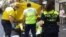 Sanitarios del Servicio de emergencias sanitarias, SAMUR, atienden al herido. Fotografía: Ayuntamiento de madrid