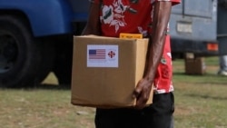 Voluntarios de Cáritas entregan ayuda humanitaria enviada por el gobierno de EEUU a pobladores de Hongolosongo, en El Cobre, Santiago de Cuba. 