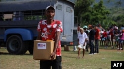 Afectados por el huracán Melissa en Hongolosongo, El Cobre, en Santiago de Cuba, reciben la ayuda de EEUU distribuida por Cáritas.
